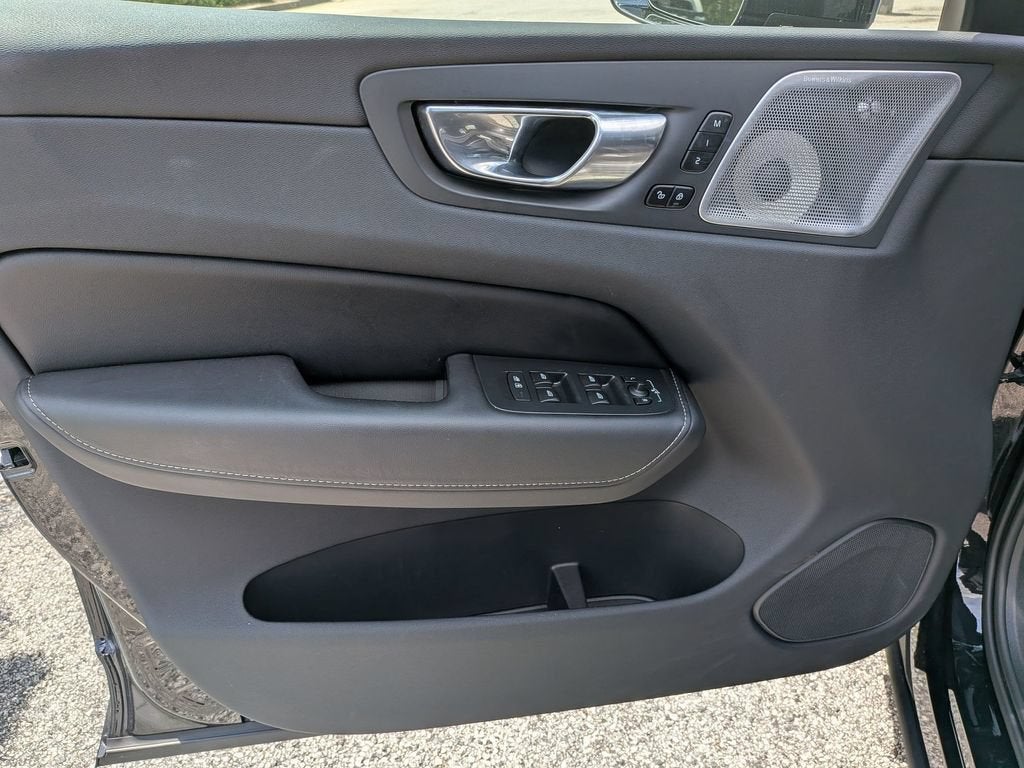 2025 Volvo XC60 Plug-In Hybrid Ultra Black Edition