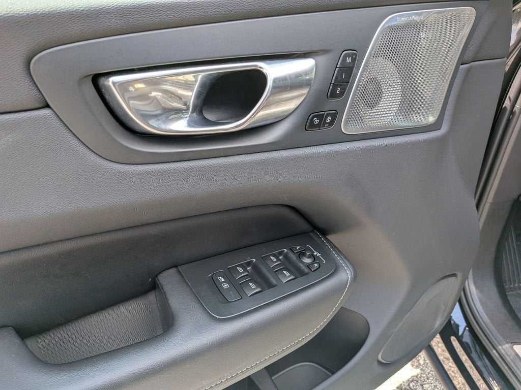 2025 Volvo XC60 Plug-In Hybrid Ultra Black Edition